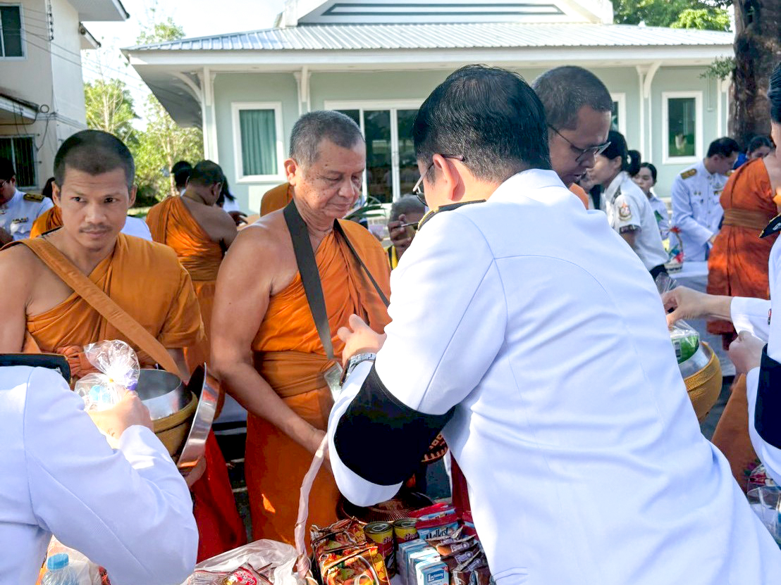 title - ส.ป.ก.ระนอง เข้าร่วมพิธีเจริญพระพุทธมนต์เฉลิมพระเกียรติ เนื่องในโอกาสวันคล้ายวันประสูติ  สมเด็จพระเจ้าลูกยาเธอ เจ้าฟ้าทีปังกรรัศมีโชติ มหาวชิโรตตมางกูร สิริวิบูลยราชกุมาร